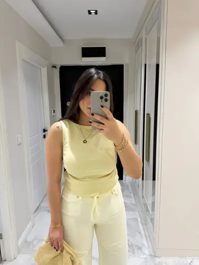 DİLVİN BÜZGÜLÜ KAYIK YAKA BLUZ SARI RENK